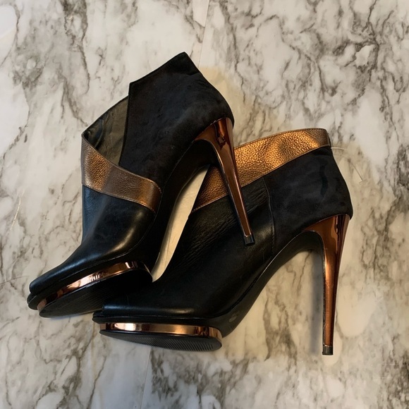 BCBGMaxAzria Black & Bronze Leather Suede Peep Toe Bootie 9B/39 Heel Ankle Boots - Picture 5 of 9